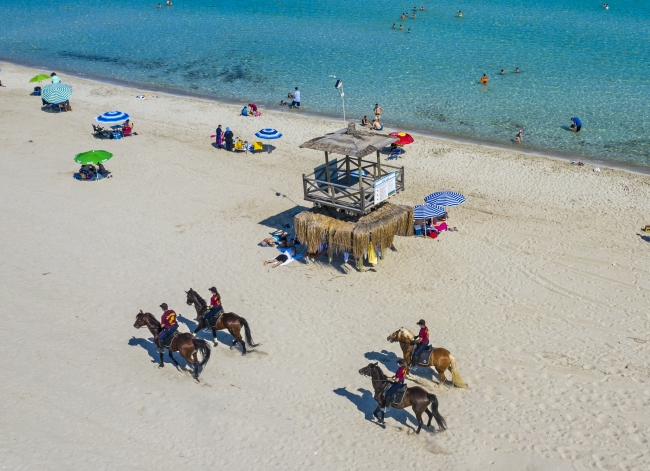 İzmir'in plajları atlı birliklere emanet
